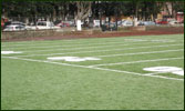 Campo de futbol americano con pasto sintético